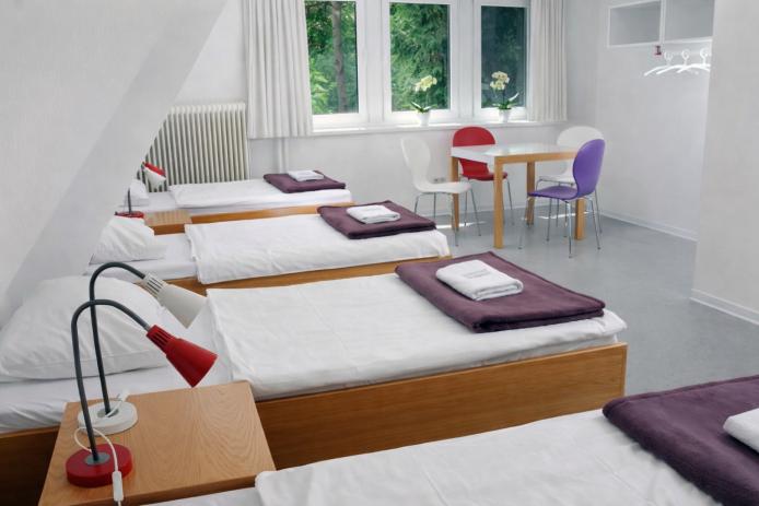 Im Lila Haus übernachtet ihr in 15 einladenden, funktional eingerichteten Einzel-, Doppel-, Drei- und Vierbettzimmern.