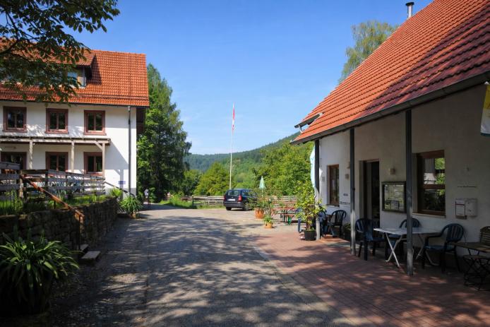 rechts Gaststätte, links Gästehaus