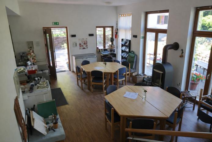 Blick in die Gaststätte mit Kaminofen