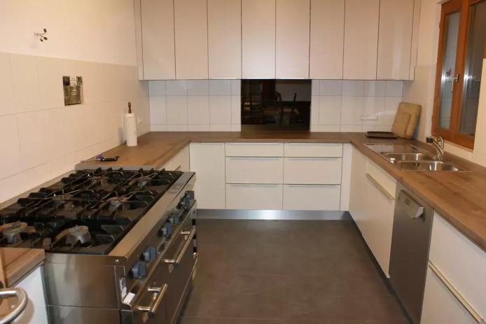 Küche mit Gasherd, Spülmaschine und Kühlschränken