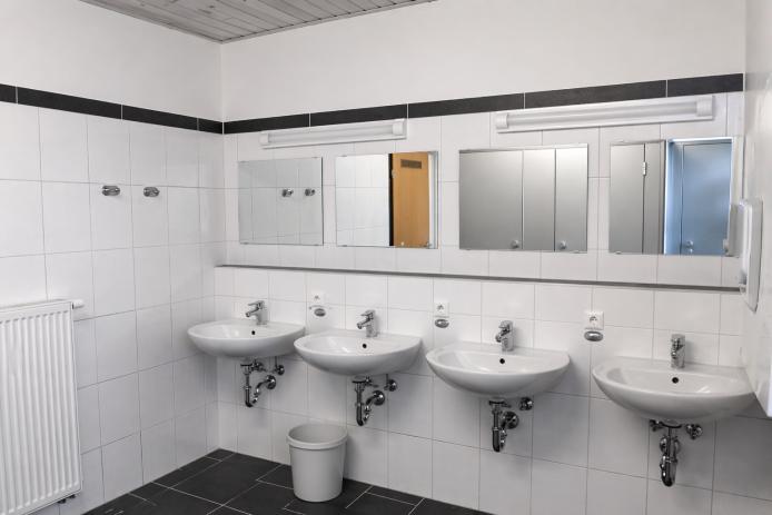 Bad mit 4 Waschbecken