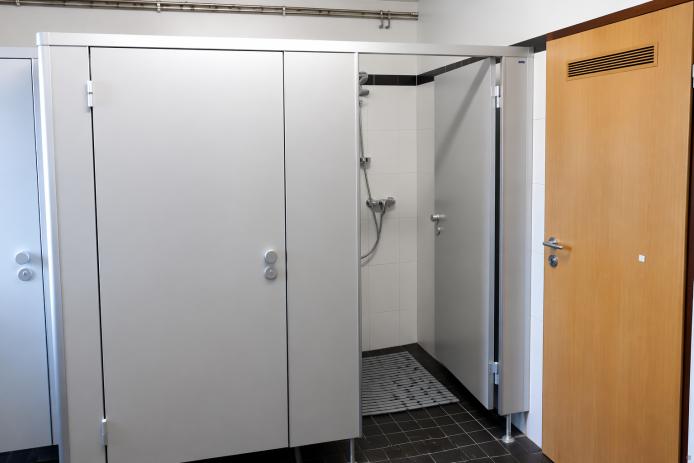 2 Toiletten und 1 Dusche