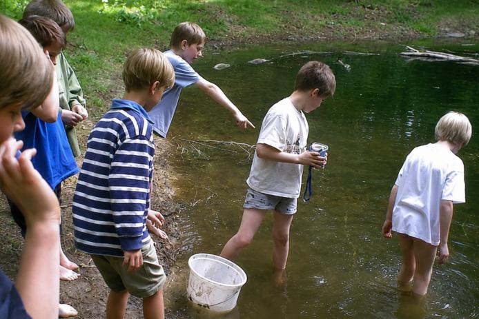 Wasserspielplatz mit Handpumpen
