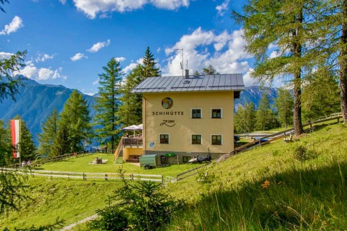 Skihütte Zams inmitten der Tiroler Bergwelt