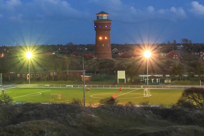 Kunstrasenanlage unter Flutlicht