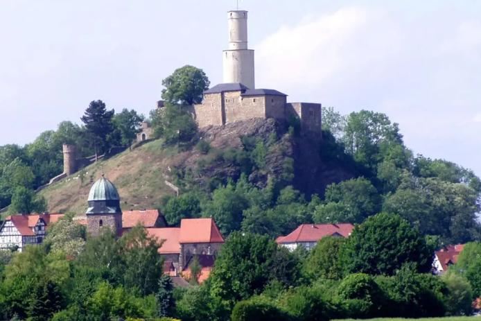 Stadt Felsberg mit der Felsburg (3 km entfernt)