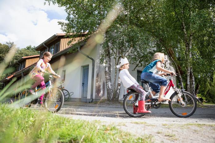 Kinder fahren mit Fahrrädern über das Gelände des Zingsthofes