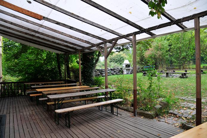 Terrasse mit Außengelände und Grill