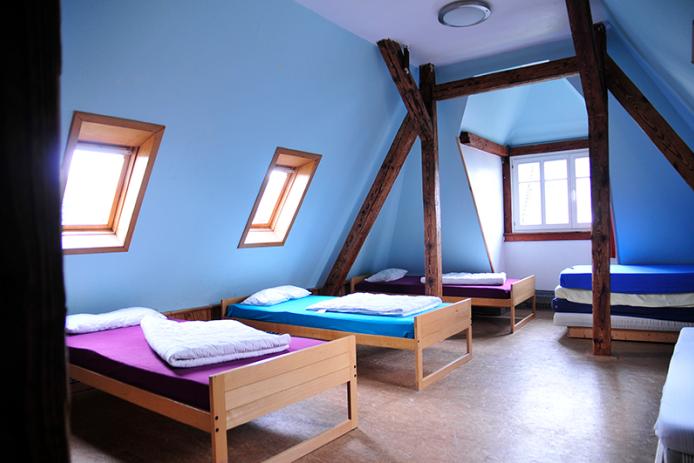 Mehrbettzimmer mit Matratzen zum Zulegen
