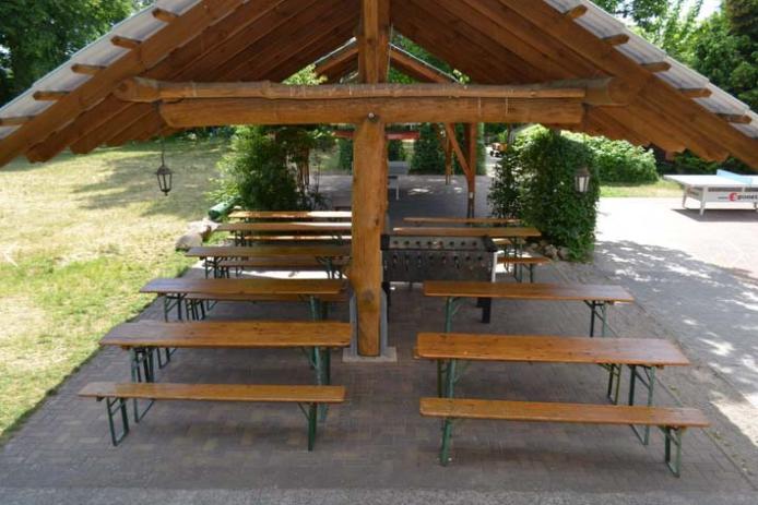 Überdachte Freifläche vor dem Gruppenhaus