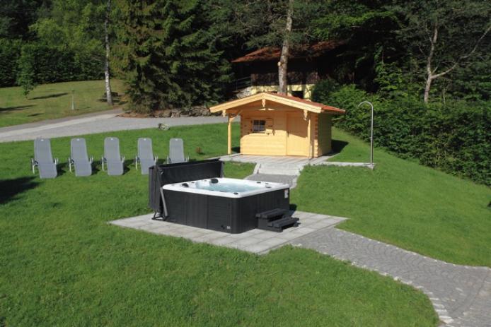 großer Garten mit Whirlpool und Saunahäuschen