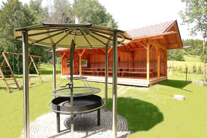 Garten mit Grill und überdachter Terrasse