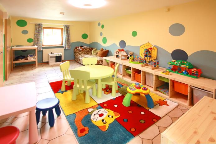 Kinderspielzimmer mit viel Spielzeug, Wickeltisch und eigenem WC sowie Dusche