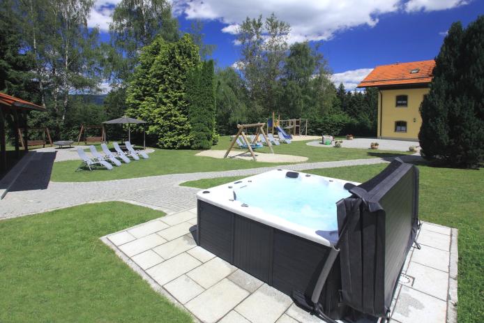 großer Garten mit Whrilpool, Grillanlage, Spielplatz, Aussensauna, großen Pool