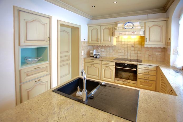 gut ausgestattete Küche