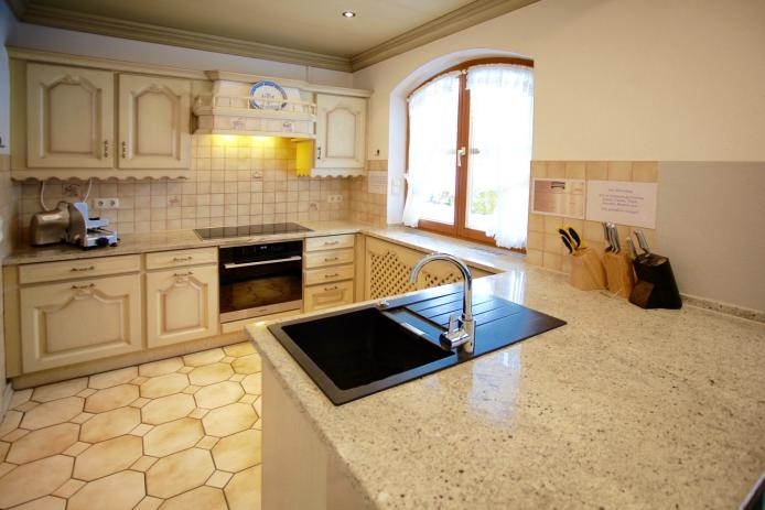 gut ausgestattete Küche