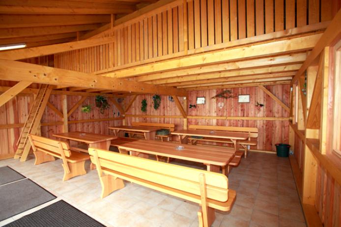 überdachter Partyschuppen