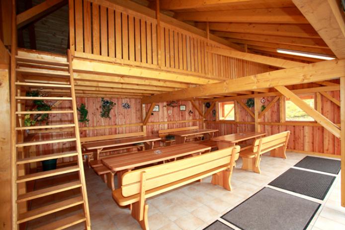 überdachter Partyschuppen