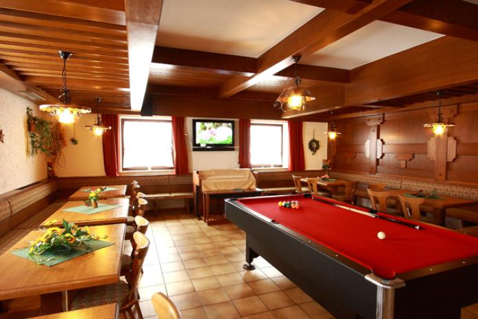 Großer Gemeinschaftsraum mit Billard