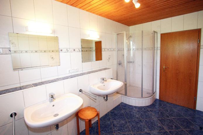 fast alle Schlafzimmer haben ein Badezimmer mit dabei