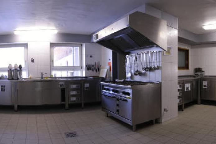 Küche mit einer Industriespülmaschine