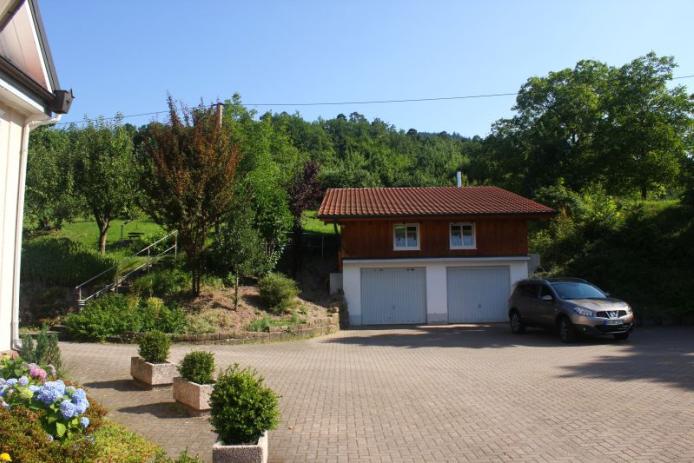 Hof mit Kaminzimmer über den Garagen