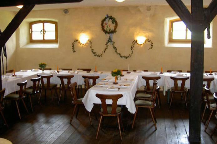 Rustikales Ambiente in mittelalterlichen Gemäuern