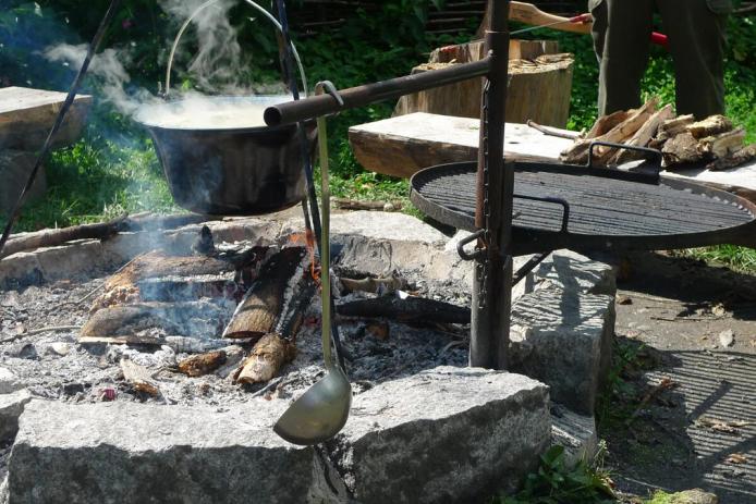 Grillrost zwischen Tag- und Nachthaus