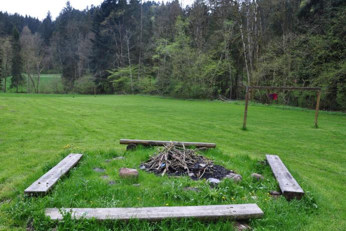 Feuerstelle, am südlichen Wiesengrundstück