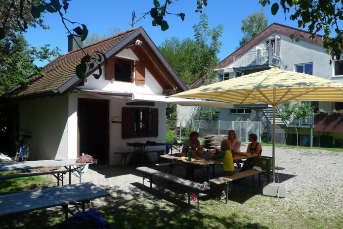 Holzbackofen auf dem Wohnheimsareal der Haslachmühle