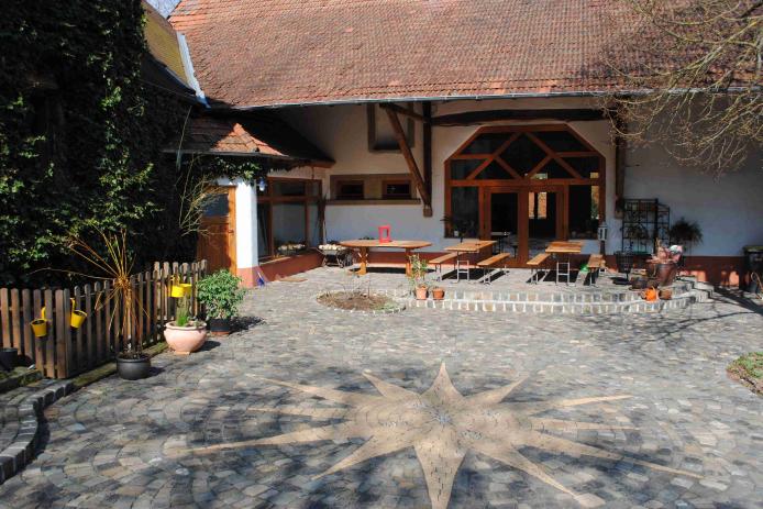 Überdachte Terrasse im Innenhof