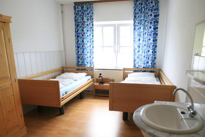 Pflegebetten (zwei) sind im Selbstversorgerhaus vorhanden