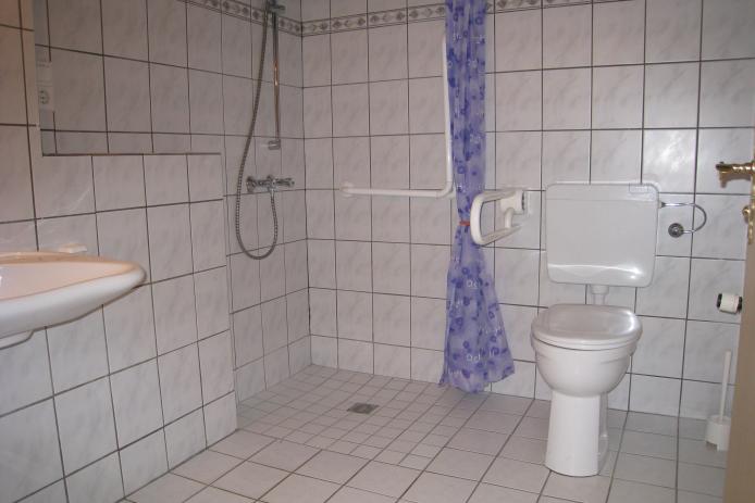 2 begehbare Duschen für Rollstuhlfahrer vorhanden