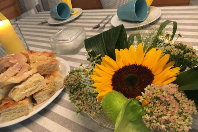 Gemeinsames Frühstücken, oder Kaffeetrinken im urigen Friesenhaus