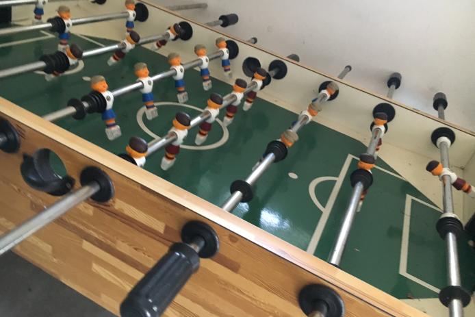 Ein Fußballkicker darf nicht fehlen.