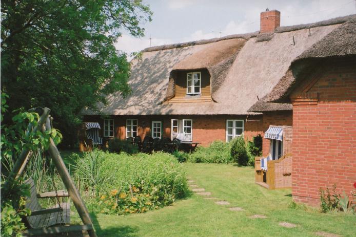 Großes Grundstück und viele Parkplätze direkt auf dem Grundstück