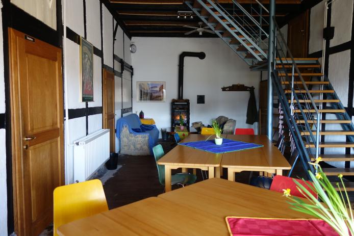 große Diele mit Kaminofen und Polstermöbelsitzecke