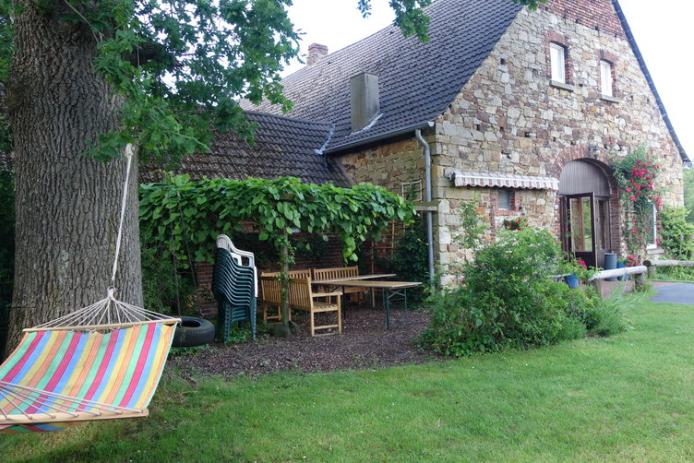 Spielwiese, Sitzecke unter der Pergola