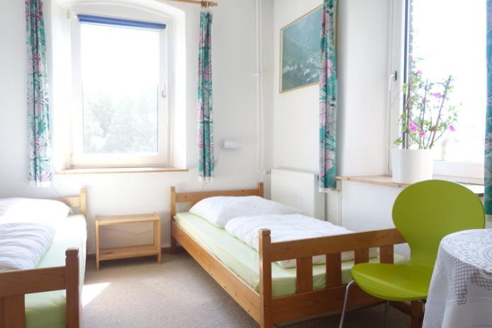 ein ebenerdiges 2-Bett-Zimmer