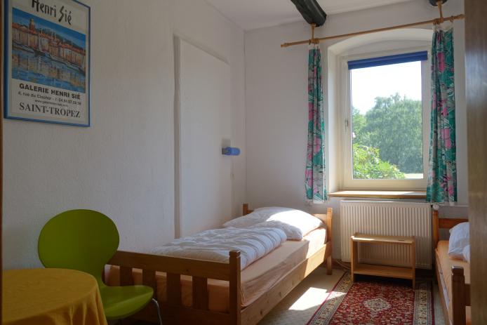 das andere ebenerdiges Zweibettzimmer