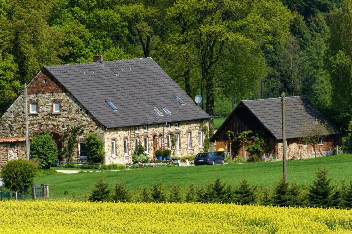 ein sogen. Doppelkotten mit Tagungshausbereich und privatem Wohnbereich