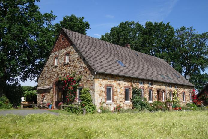 Doppelkotten mit Tagungshausbereich links und privatem Wohnbereich rechts