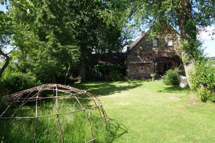 Tagungshauswiese mit Feuerstelle und Schwitzhüttengerüst