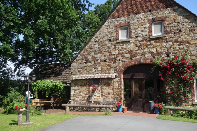 Tagungshausbereich mit Sitzecke unter der Pergola