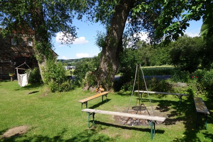 Tagungshauswiese und Feuerstelle