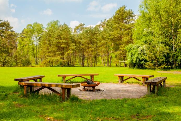 Für gemütliche Abende am Feuer bieten wir unsere Feuerstelle + Sitzmöglichkeiten