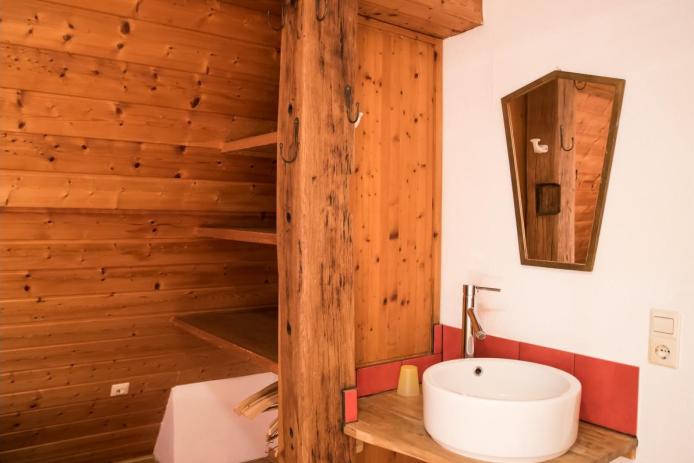 Gelbes 2-Bett-Zimmer mit Waschbecken