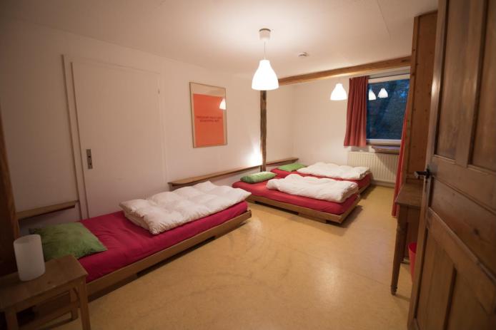 Rotes 3-Bett-Zimmer