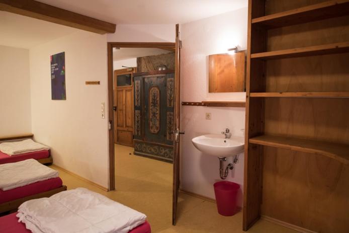 Blick aus dem pinken 4-Bett-Zimmer 1. OG