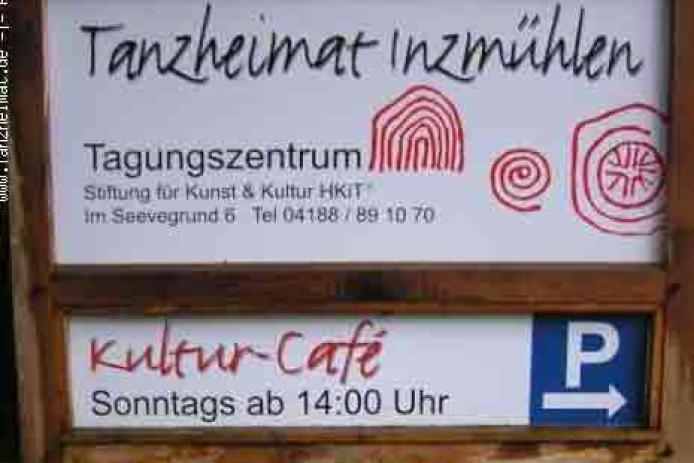 Hinweisschild an der Strasse in unserer Einfahrt